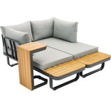 Gartenlounge mit grauen Polstern, einem Holztisch und Fußhockern