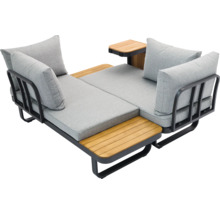 Gartenlounge mit grauen Kissen und Ablagetisch