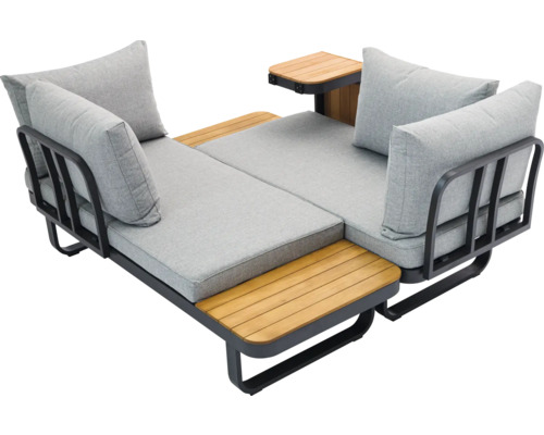 Gartenlounge mit grauen Kissen und Ablagetisch
