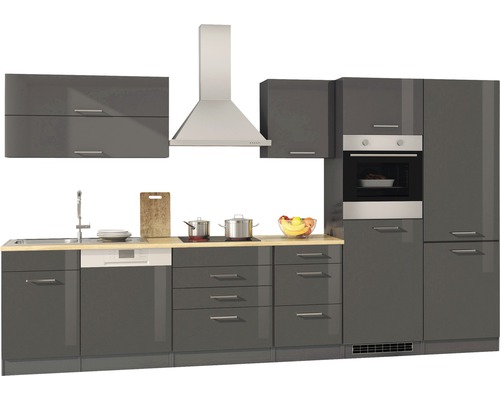 Cuisine complète avec évier, plaque de cuisson, hotte aspirante et four encastrable.