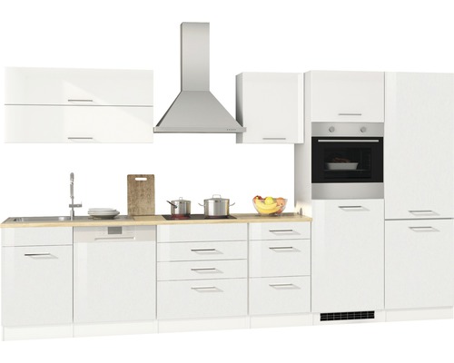 Cuisine complète avec évier, lave-vaisselle, plaque de cuisson, hotte aspirante, four et armoires dans un design clair et moderne.