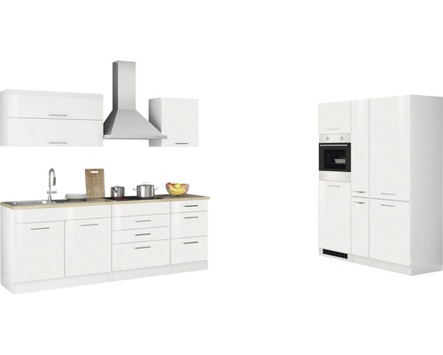 Cuisine complète avec évier, cuisinière, hotte aspirante, armoires hautes et basses et armoire haute avec four intégré.