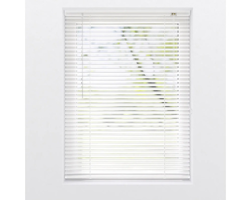 Store vénitien blanc fermé sur la fenêtre