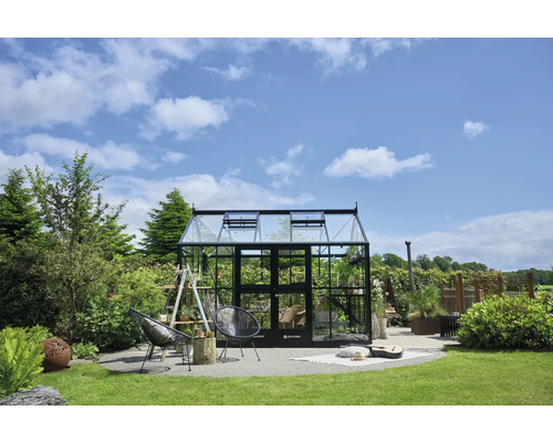 Serre de jardin avec plantes et mobilier de jardin