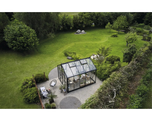 Vue d''ensemble d''un jardin avec serre et coin salon