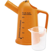 Oranger Messbecher mit Griff und Skala sowie ein Messbecher