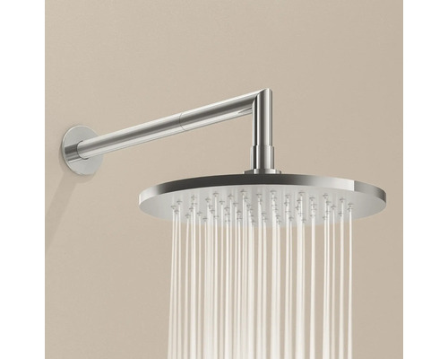 Douche à effet pluie avec bras mural dans la salle de bain