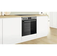 Einbauherd in einer weissen Küchenzeile mit Kochfeld