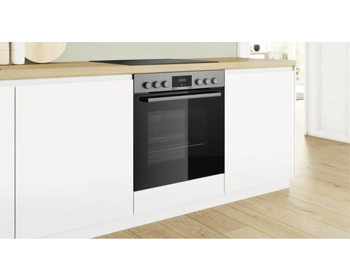 Einbauherd in einer weissen Küchenzeile mit Kochfeld