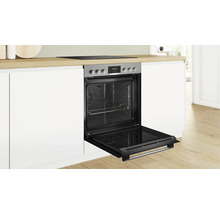 Einbauherd mit geöffneter Tür in einer Küchenzeile.