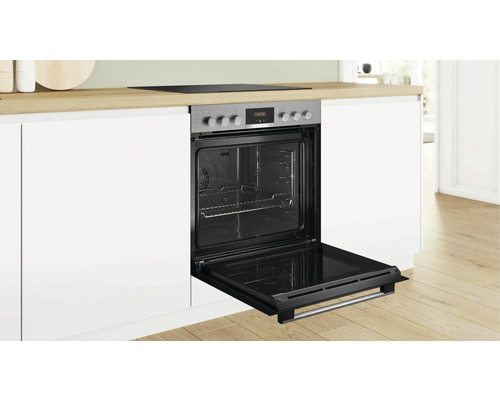 Einbauherd mit geöffneter Tür in einer Küchenzeile.