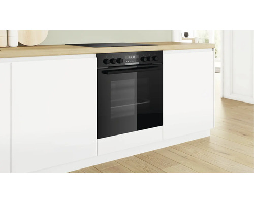 Four encastrable dans une cuisine équipée avec plaque de cuisson