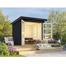 Maison de jardin moderne avec portes ouvertes, terrasse et sièges dans le jardin