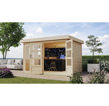 Gartenszene mit Gerätehaus aus Holz, Werkbank und Werkzeugen