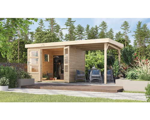 Holzgartenhaus mit Terrasse und geöffneten Türen in einem Garten.