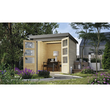 Scène de jardin avec une cabane de jardin en bois avec des portes en verre, aménagée avec un fauteuil, une table et une lampe