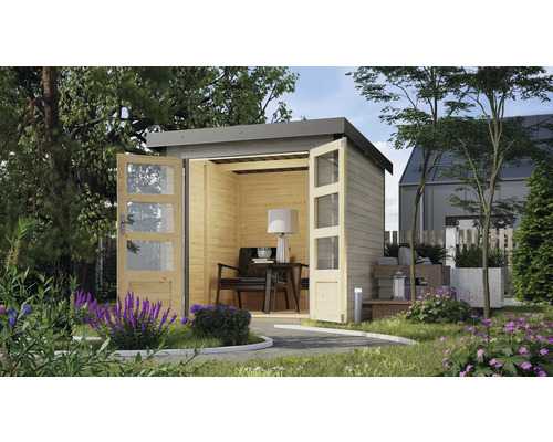 Abri de jardin Karibu Metalwood 2D tôle gris alu 228,5 x 235 cm gris eau Scène de jardin avec une cabane de jardin en bois avec des portes en verre, aménagée avec un fauteuil, une table et une lampe