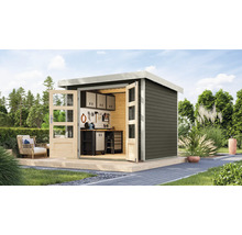 Modernes Gartenhaus mit Werkbank und Geräten auf einer Holzterrasse in einem grünen Garten.