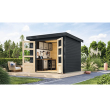 Gartenhaus mit Werkbank, Werkzeugen und geöffneten Türen auf Terrasse im Garten