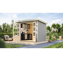 Modernes Gartenhaus mit Werkbank und Werkzeugwand auf einer Holzterrasse in einem Garten.