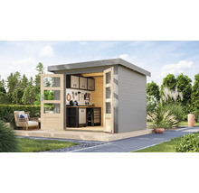 Modernes Gartenhaus mit Werkstatteinrichtung und geöffneten Türen auf einer Holzterrasse