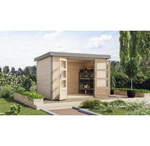 Gartenszene mit Gerätehaus, offenem Doppeltor und Regal