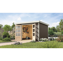 Gartenhaus mit geöffneten Doppeltüren und Werkzeugen im Inneren
