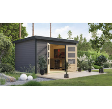 Jardin avec cabane à outils moderne avec portes doubles ouvertes et outils