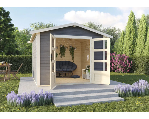 Gartenhaus mit geöffneten Doppeltüren, Sitzgelegenheit und Dekoration im Inneren