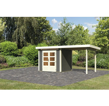 Gartenhaus mit Anbau auf gepflasterter Fläche vor Gartengrün