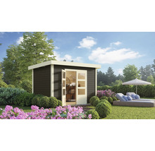 Abri de jardin moderne avec double porte ouverte, entouré de verdure luxuriante et de mobilier de jardin