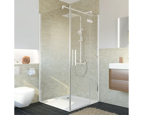 Salle de bain avec cabine de douche en verre, lavabo et toilettes