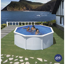 Piscine hors-sol avec baigneurs dans le jardin