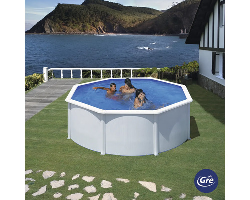 Piscine hors-sol avec baigneurs dans le jardin