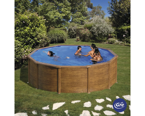 Holzpool mit Familie im Garten