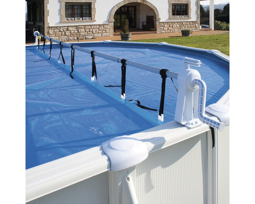 Enrouleur pour couverture de piscine sur une piscine extérieure