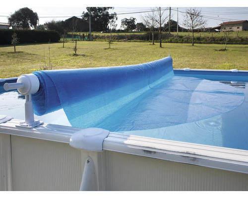 Couverture de piscine enroulée sur une piscine