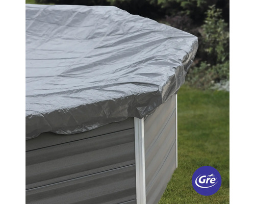 Abdeckung auf einem Pool zum Schutz vor Witterungseinflüssen.