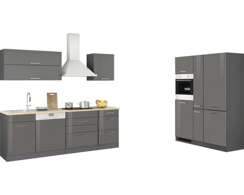 Cuisine moderne avec évier, cuisinière, hotte aspirante et diverses armoires.