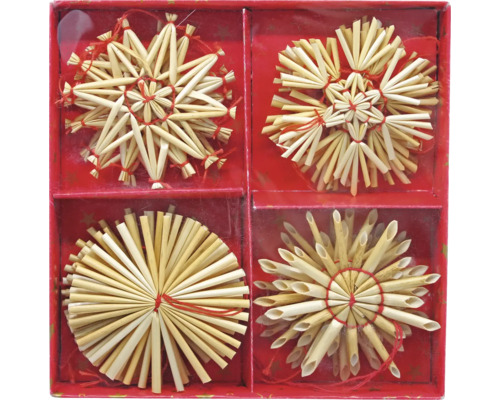 Quatre étoiles de paille dans une boîte rouge pour la décoration de Noël.