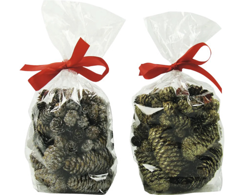 Zwei Beutel mit Tannenzapfen und Schleife als Dekoration