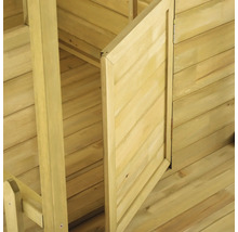 Detailansicht einer Holztür eines Gartenhauses mit geöffneter Tür