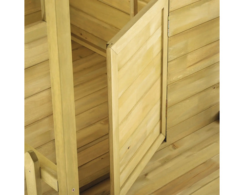 Detailansicht einer Holztür eines Gartenhauses mit geöffneter Tür