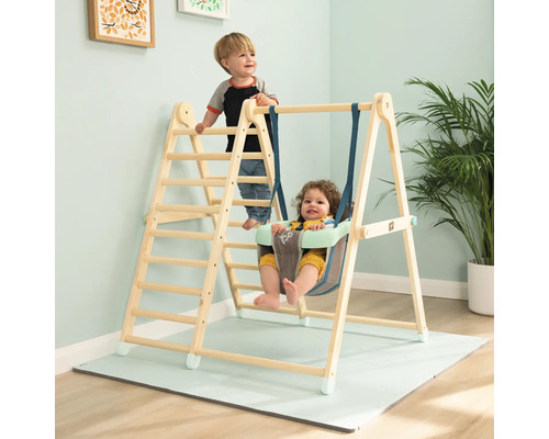 Structure d''escalade avec balançoire et deux enfants à l''intérieur