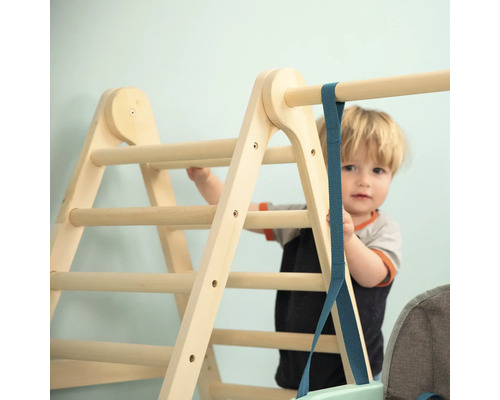 Structure d''escalade en bois avec barreaux et équipement de gymnastique bleu avec enfant