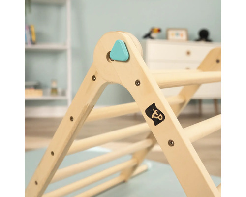 Vue détaillée d''un triangle d''escalade en bois avec des barreaux pour enfants