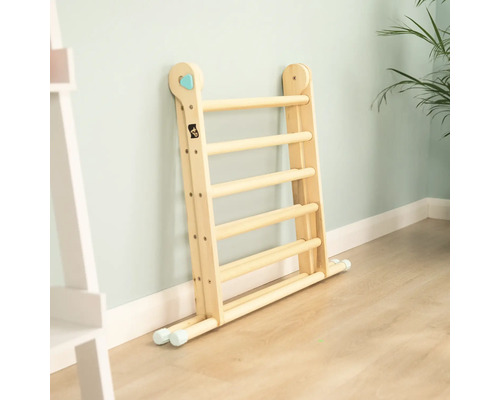 Structure d''escalade en bois pliée pour enfants contre le mur