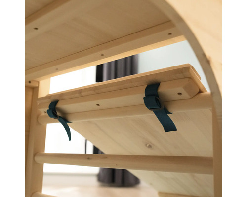 Gros plan d''une structure d''escalade en bois avec des sangles bleues pour fixer l''élément réglable