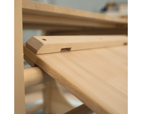 Vue détaillée d''une chaise en bois avec assise et dossier