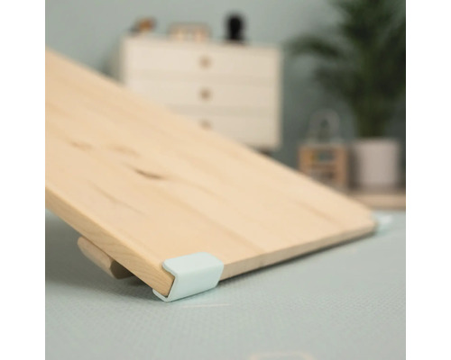 Gros plan d''un rehausseur de bureau en bois avec pieds de support.